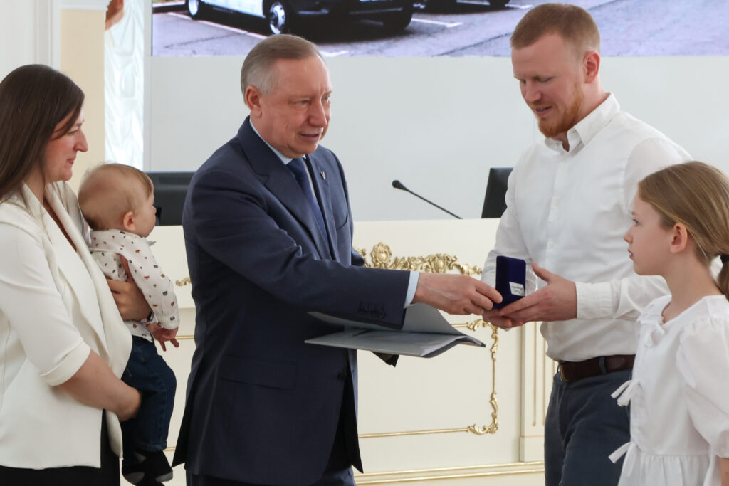 Автобусы, признание и «Любовь»